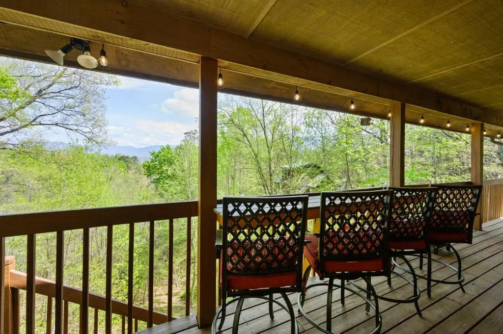 A Wolf's Den Gatlinburg