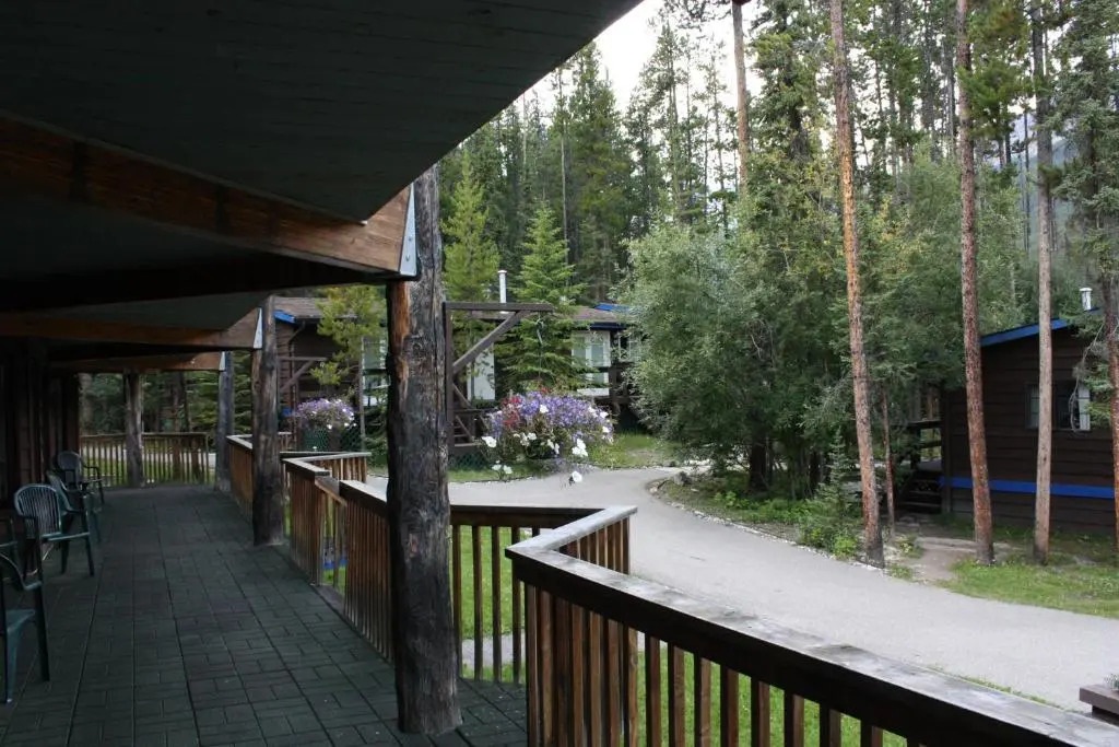 Sunwapta Falls Rocky Mountain Lodge