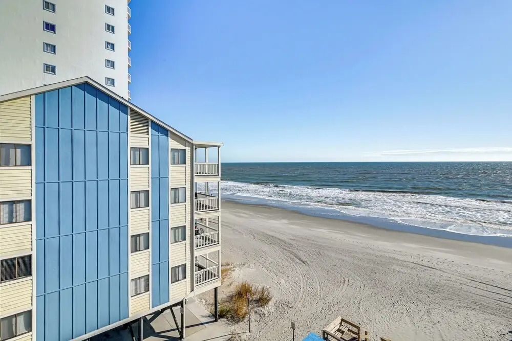 Cozy Beachfront Condo w/ Wifi, Views & Pool Access