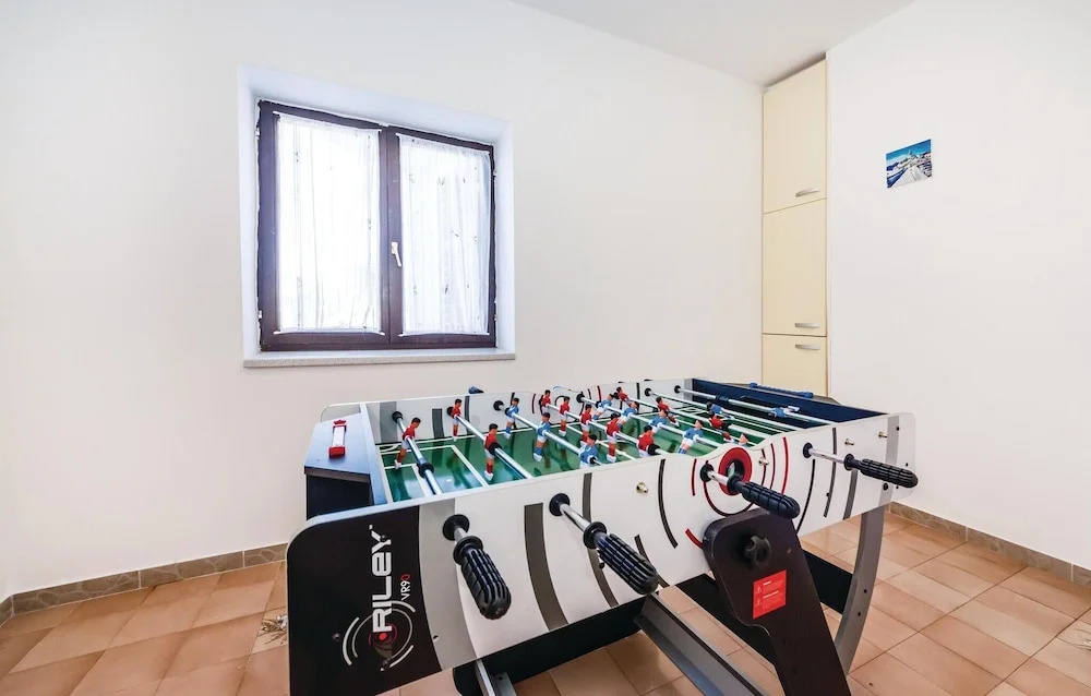 Five-Bedroom Holiday Home In Rovanjska
