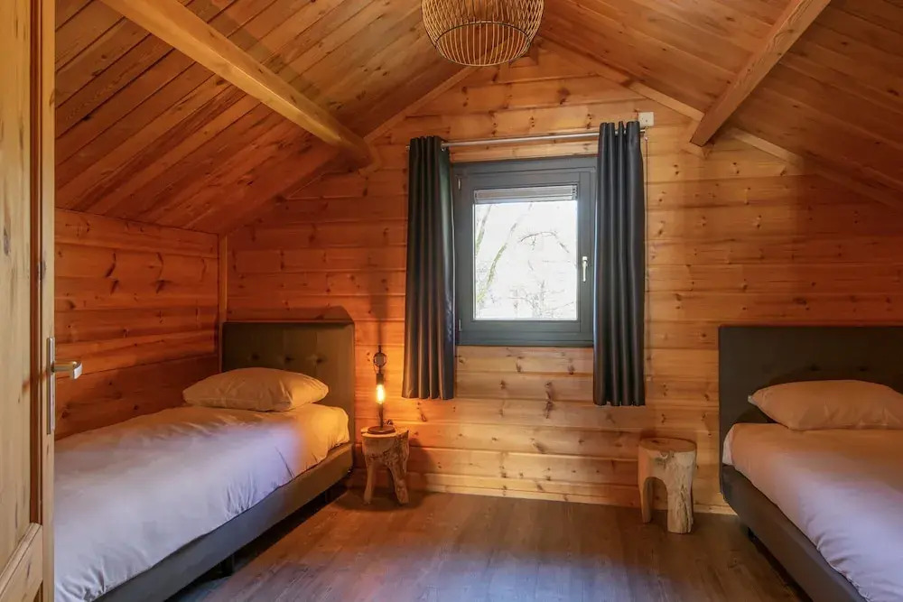 Lodge by the Lake in Arcen's Tranquil Nature