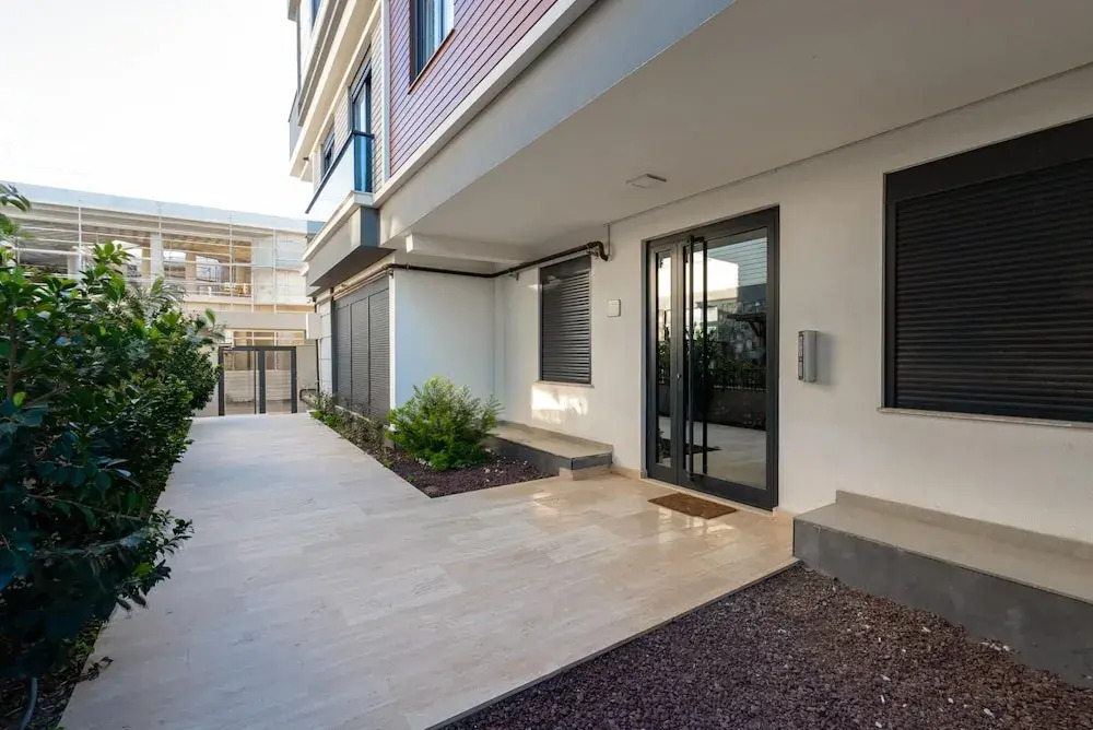 Stylish Flat w Balcony Near Lara Beach