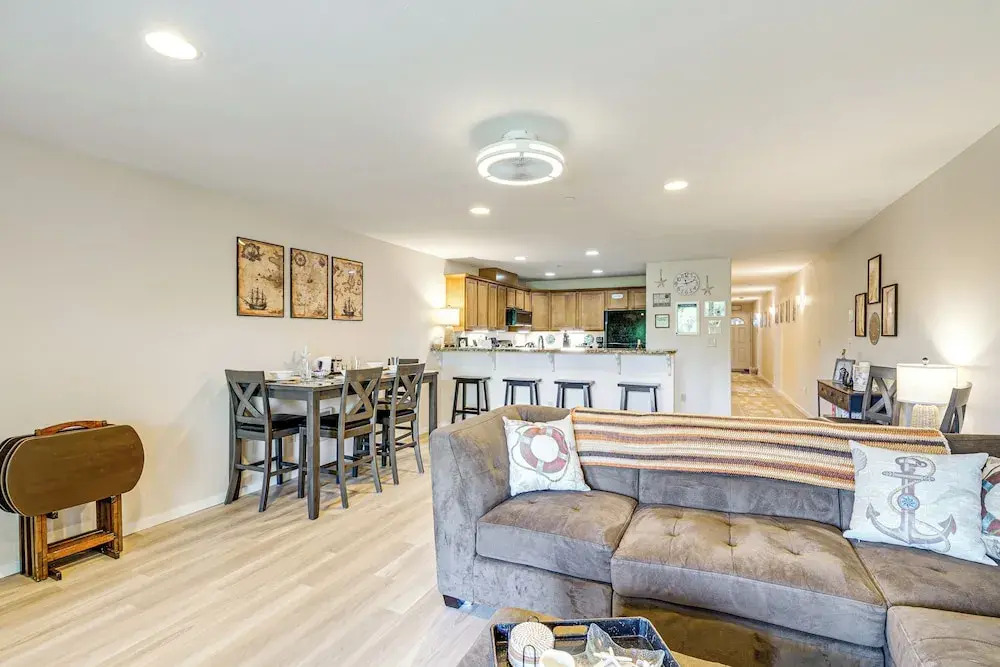 Morning Hikes & Beach Nights: Canalfront Condo!