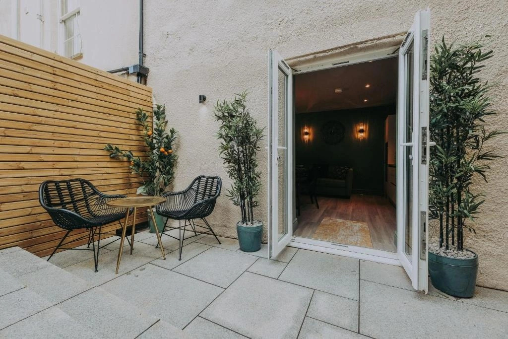 Clifton 32 - Garden Flat with Hot Tub - Hopewell