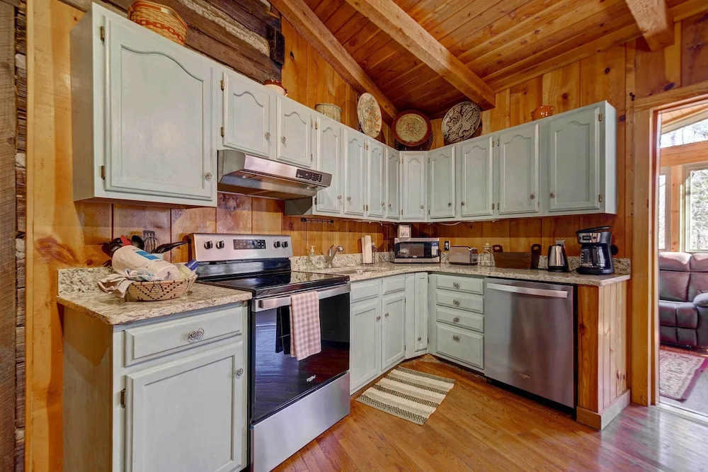 Cozy Log Cabin: 6 Mi to Great Smoky Mtns NP!