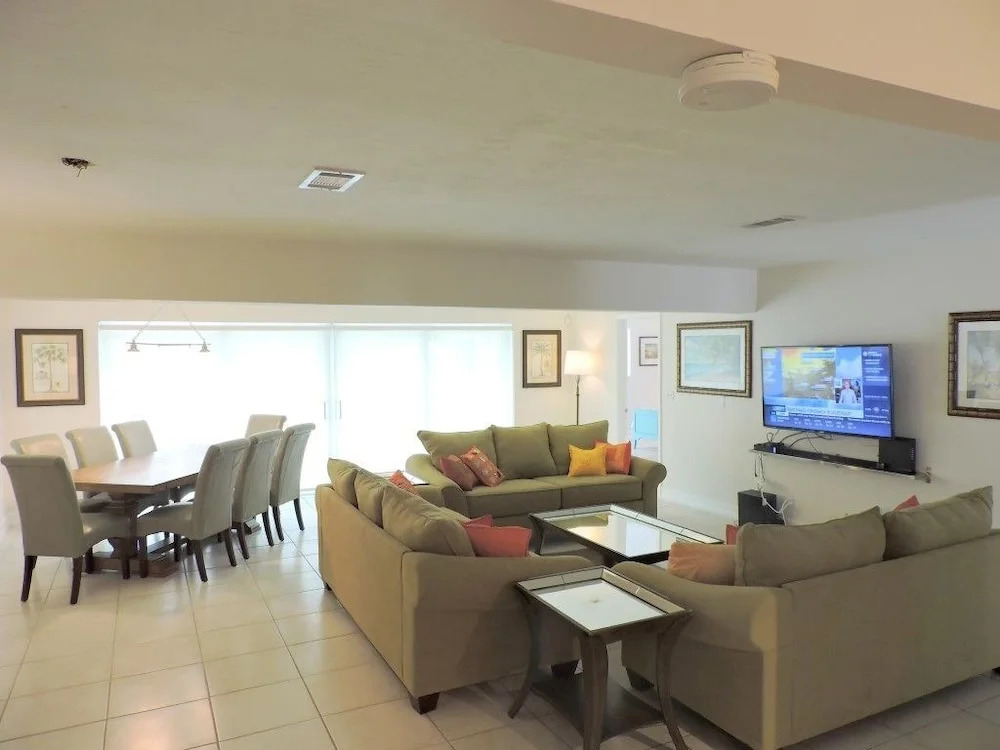 Malibu House 4/3 FOR 10, Close to Beaches, Pool