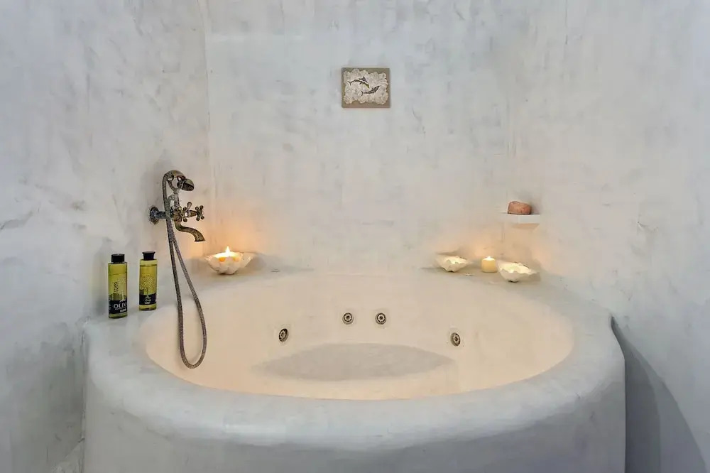 Pyrgos 3-Bed Villa Sleeps 8 with Pool and AirCon