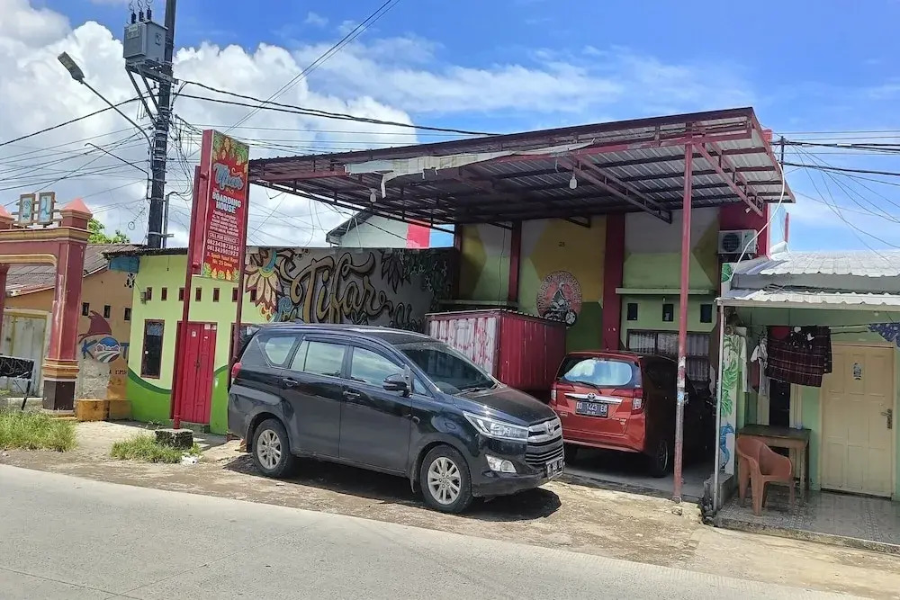 OYO 93875 Tifar House Near Lapangan Raja-raja