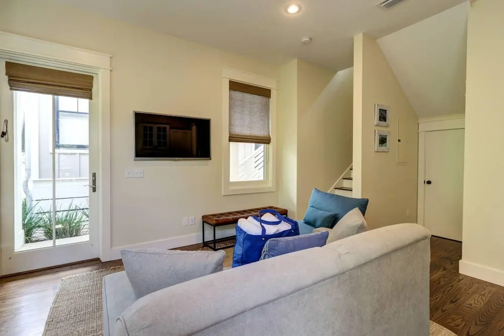 Cute little Cottage! Perfect Getaway! 2 Pools! SLEEPS 4