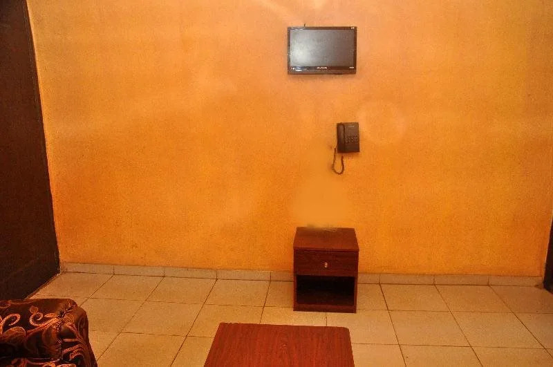 Oyins Holiday Inn