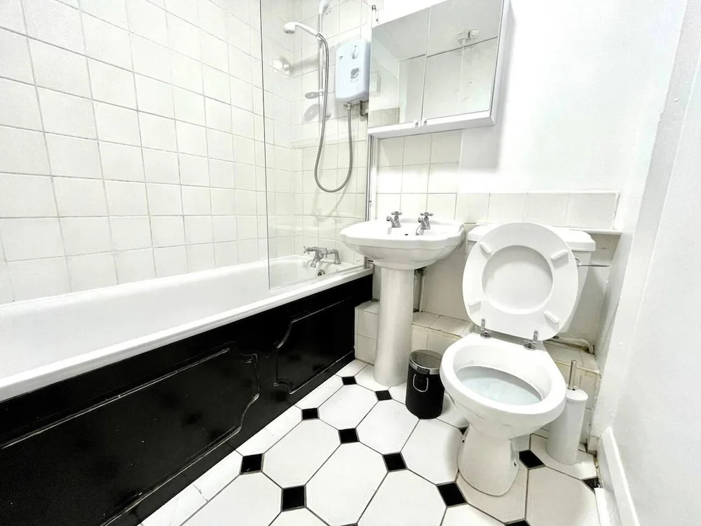 Lovely 2-bed Tree-hole in Northolt Southharrow