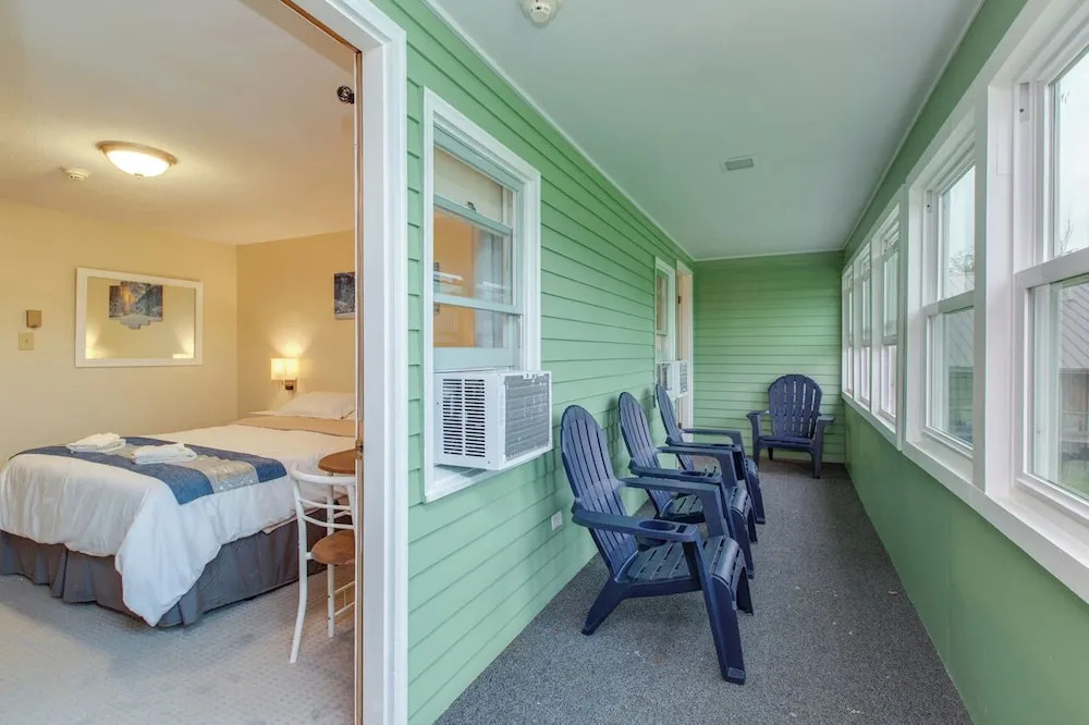 Lake Shore Farm Inn