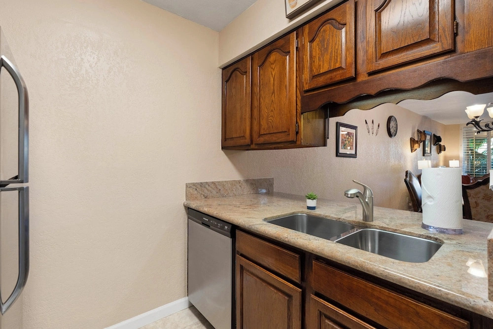 Walk to Old Town & Fashion Square, Condo w/ Patio