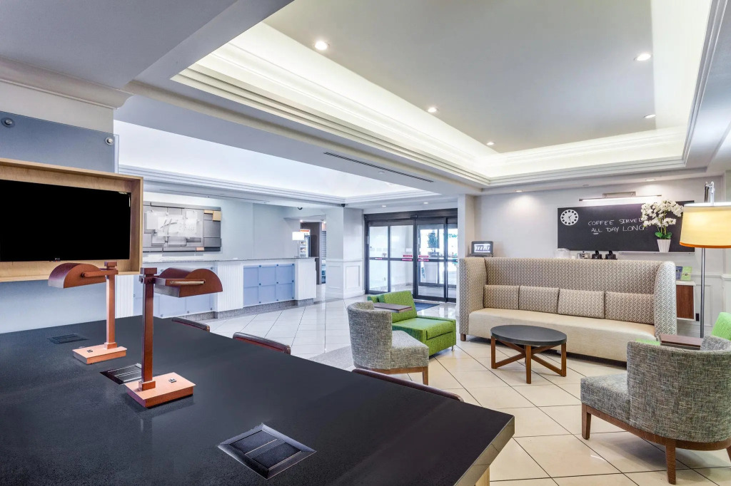 Holiday Inn Express Hauppauge-Long Island by IHG