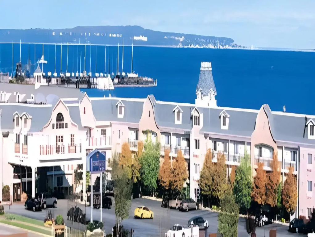 Hamilton Inn Select Beachfront Mackinaw City