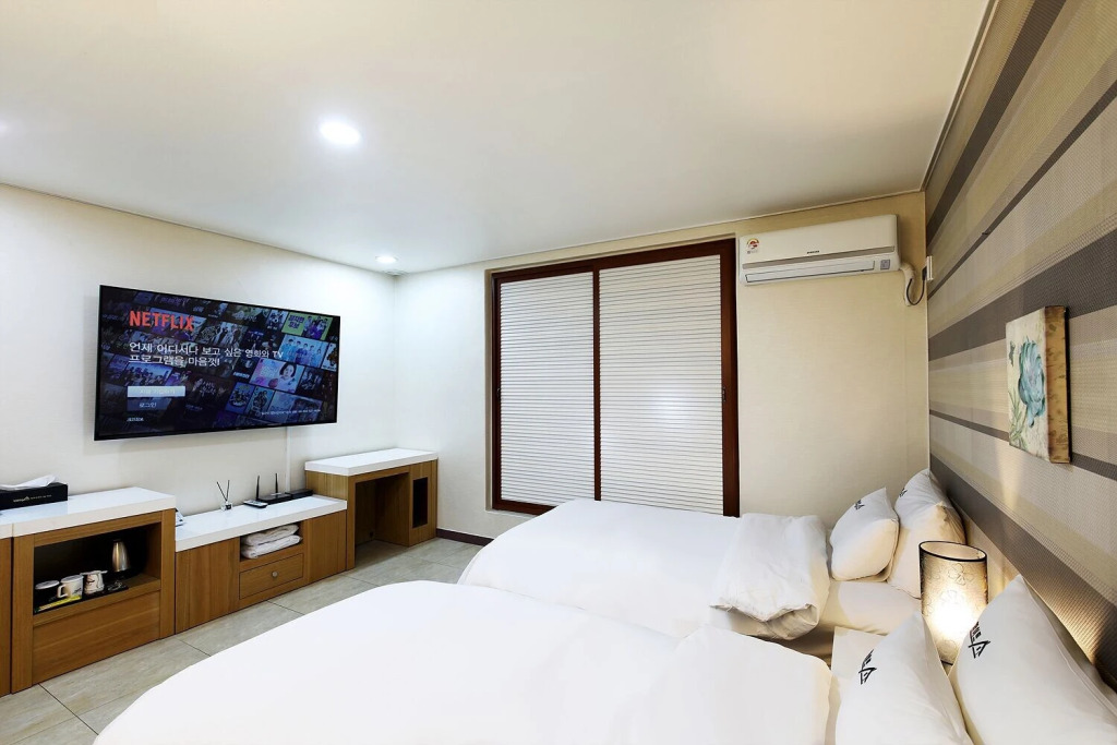 White Tourist Hotel