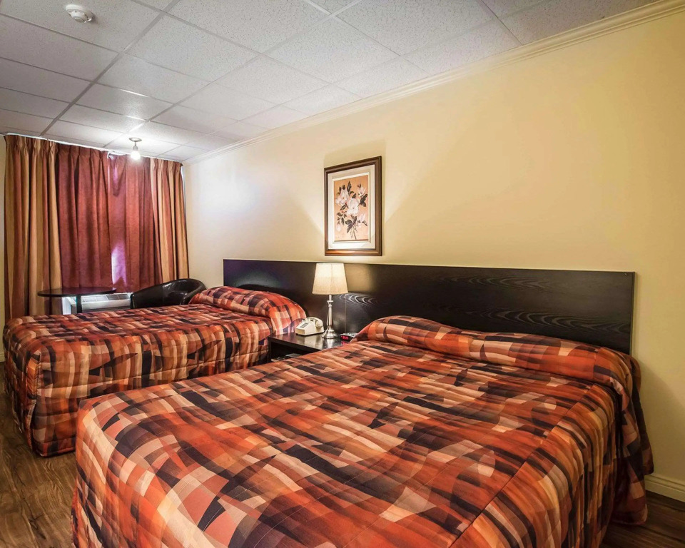 Econo Lodge Inn & Suites