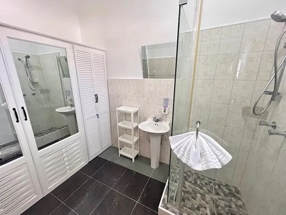 5 Bed Villa Sleeps 14 - Private Pool - Smart TVs