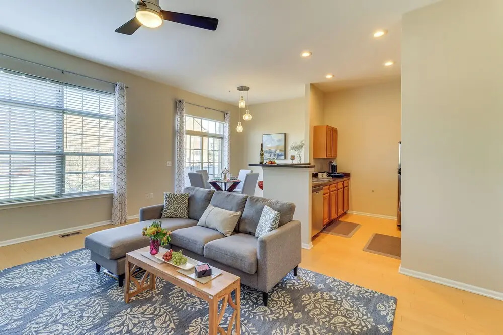 25 Mi to Detroit: Townhome w/ Smart TV!