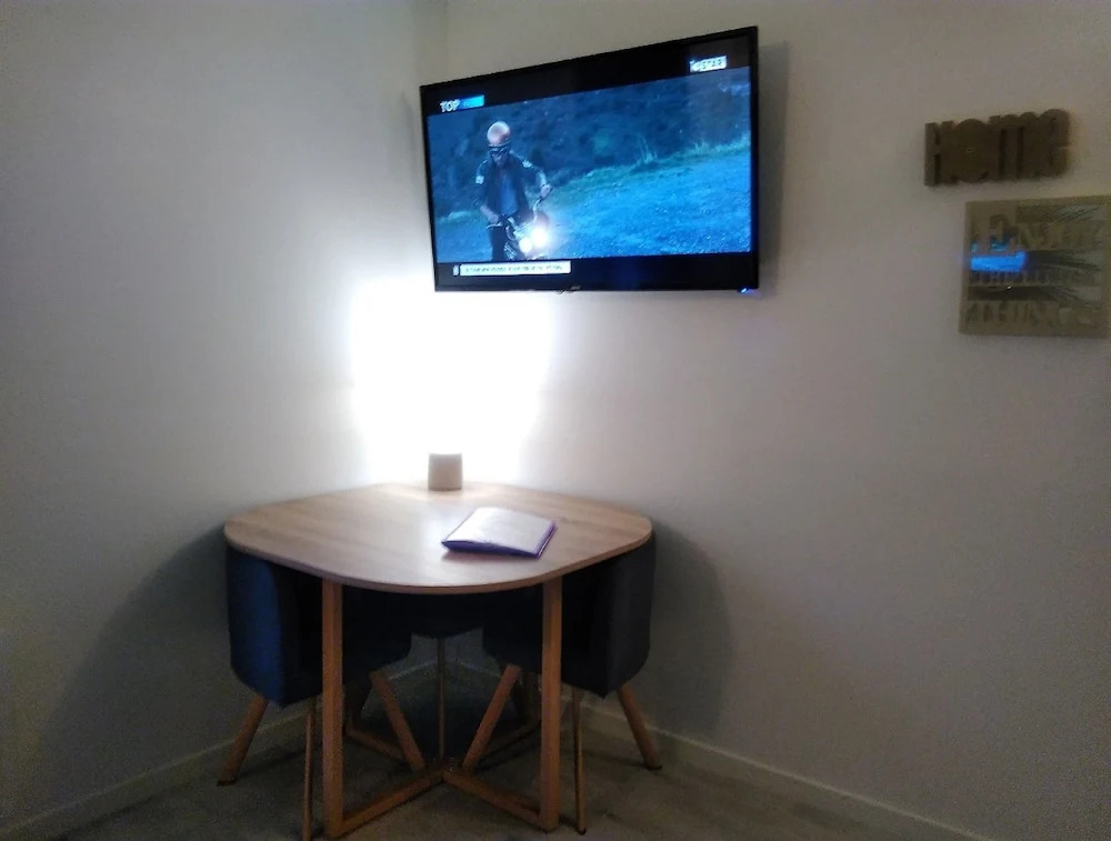 L établissement LA PLAGE A 2 PAS vous propose, 3 Appartements DEUX chambres, 1 appartement une pièce avec CLIMATISEUR , Netflix, lits faits à votre arrivée, serviettes de toilette, Ménage, Wifi, en hyper centre ,Plage à 100m, BOX à Vélos