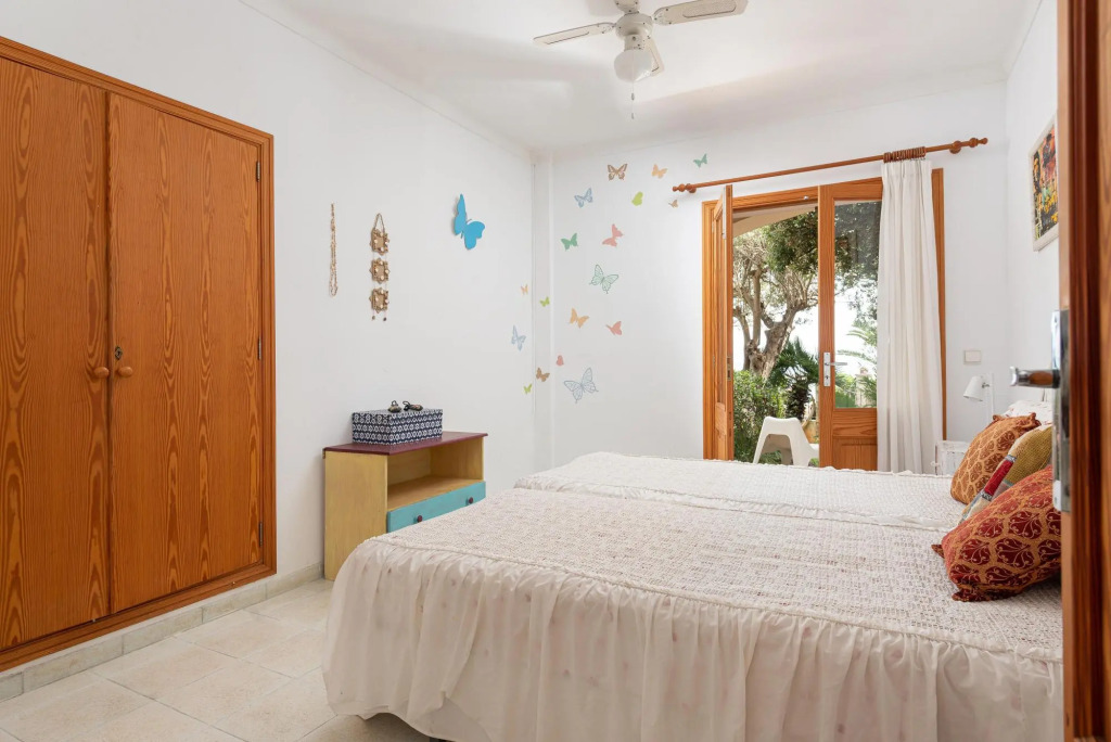 LA CASA DEL FAR - Wonderful semi-detached house facing the sea in Alcanada. Free WiFi.