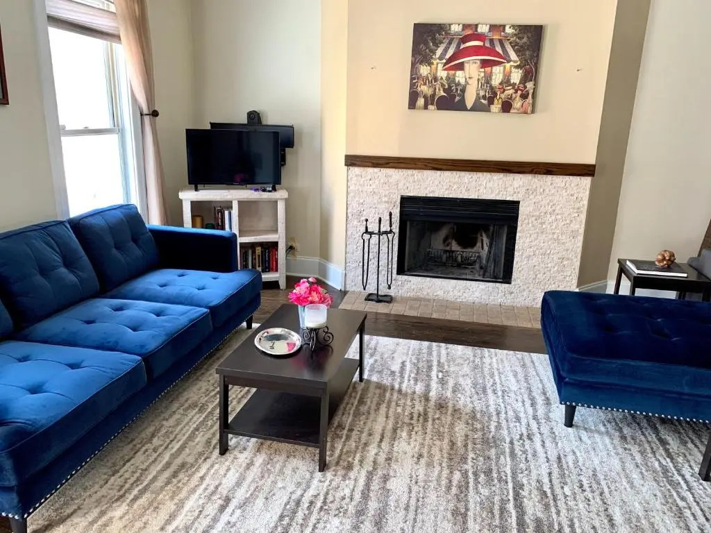 Old Town-Gold Coast Huge 5 br Home/ Free Parking/ Breakfast/ Pets OK/ Back Yard/ Walk Everywhere