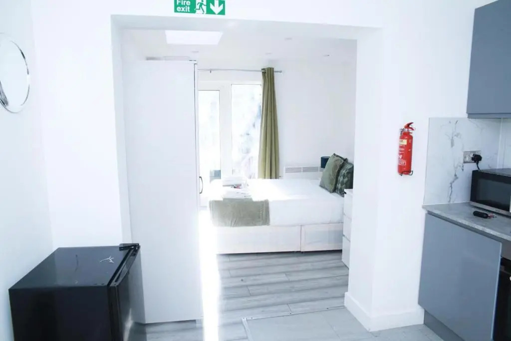 Stunning 1-bed Apartment in Harrow With Parking