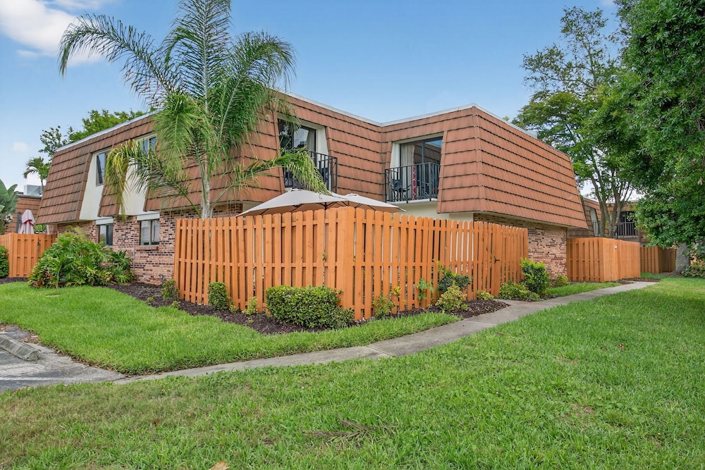 Bright & Cozy Townhome · Pool & Near Downtown