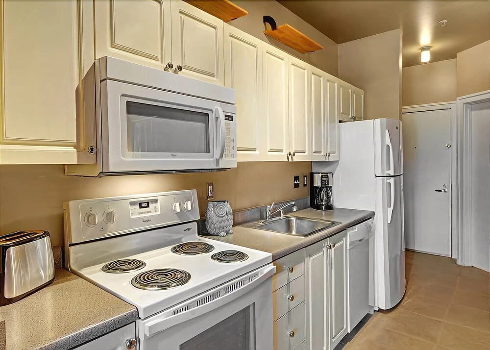 Belltown Court Bay - Studio Apartment with Sea View