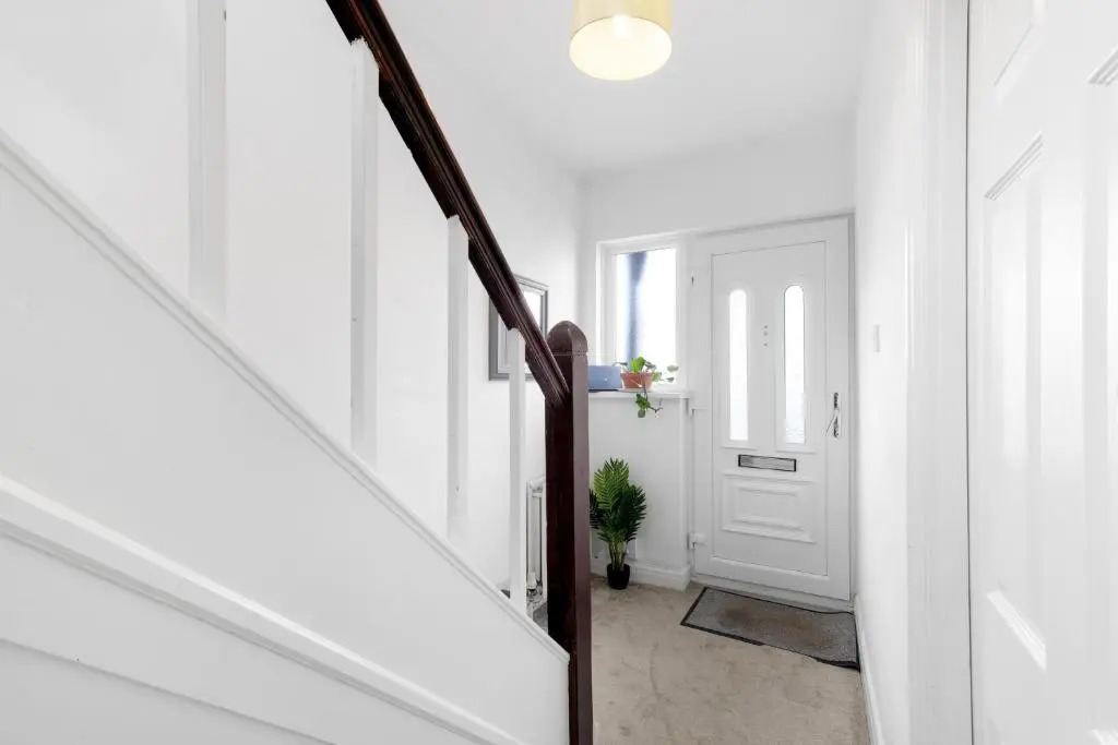 Harrow Hse 3 Bedrooms 2 Bathrooms Off Road Parking