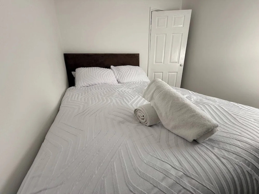 Urban Calm Spacious 3-bed Home With Free Parking