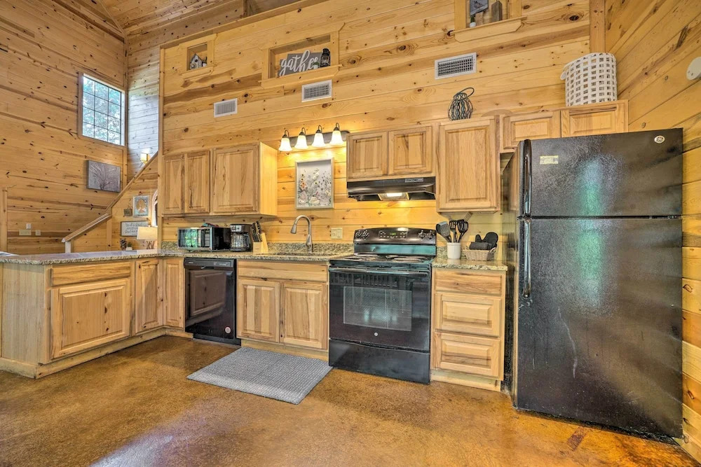 4 Mi to Beavers Bend: Cabin w/ Hot Tub & Games