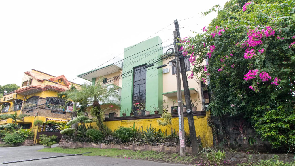 RedDoorz near Mariners Legazpi