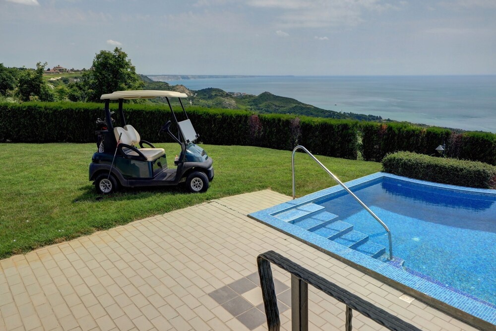 Lighthouse Luxe Estate Apart & Villas