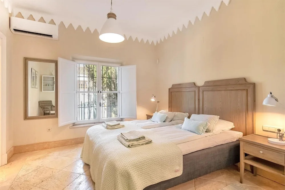 Super Villa Near Beach with Heated Pool