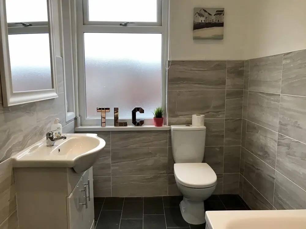 Stylish 3 Bedroom House Only 5 Mins From M6/m58