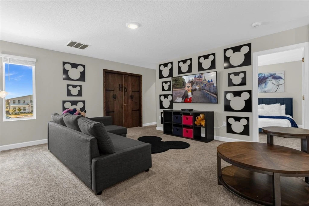 9 Bd 5 Ba Storey Lake 2877 Sc