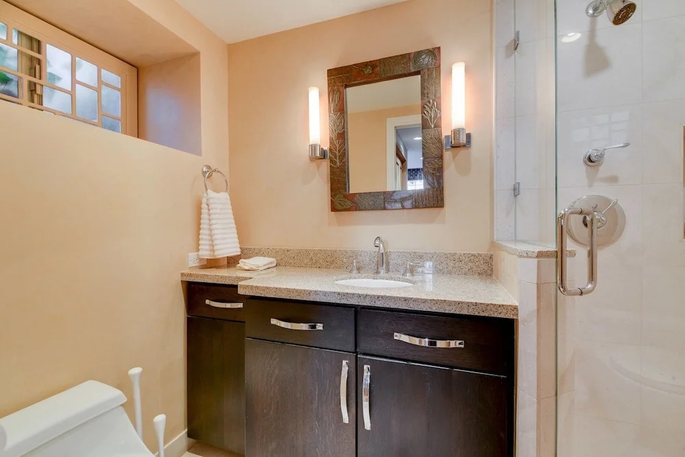 Aesthetically Elegant Downstairs Unit In Oakland 1 Bedroom Apts by Redawning