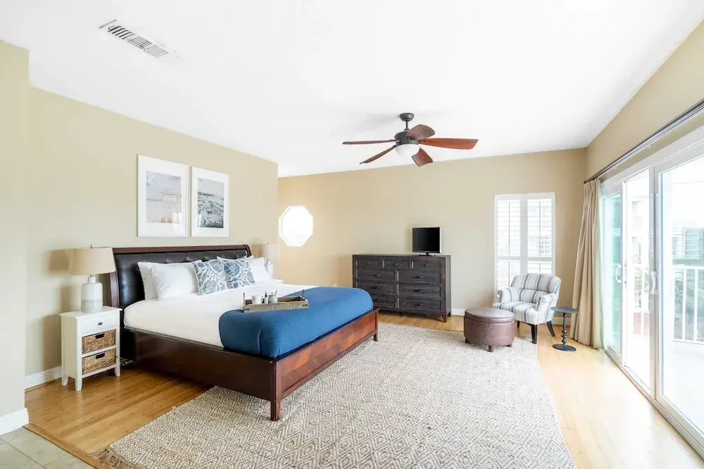Hourglass by Avantstay Chic Beach Getaway w/ Pool & Two Large Balconies