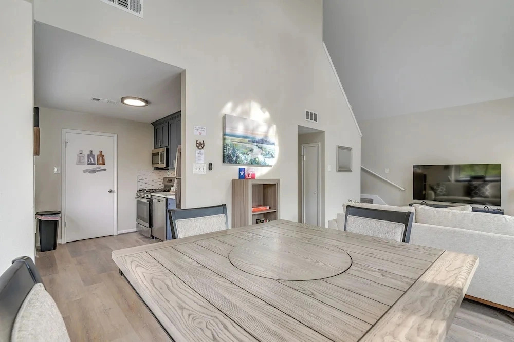1 Mi to Rice! Pet-friendly, Modern Apt in Houston