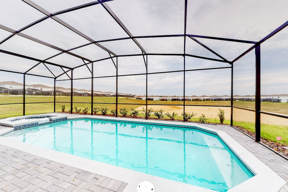 Exquisite Home With Pool, Lanai, Game Room, Central AC, & Washer/dryer