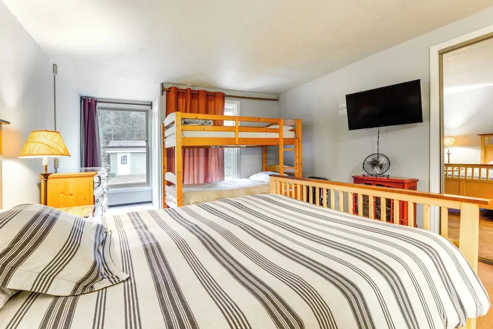 West Dover Townhome: Hot Tub, 2 Mi to Mount Snow!