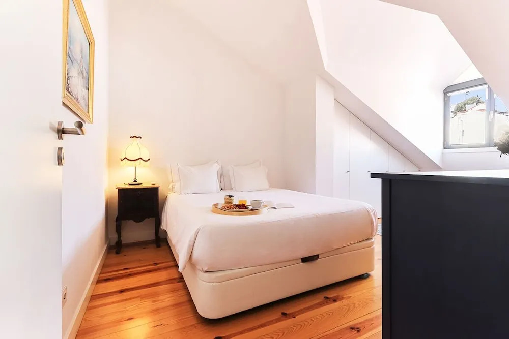 JOIVY Bold & classy 2BR home w/balcony in Baixa, moments from shopping streets