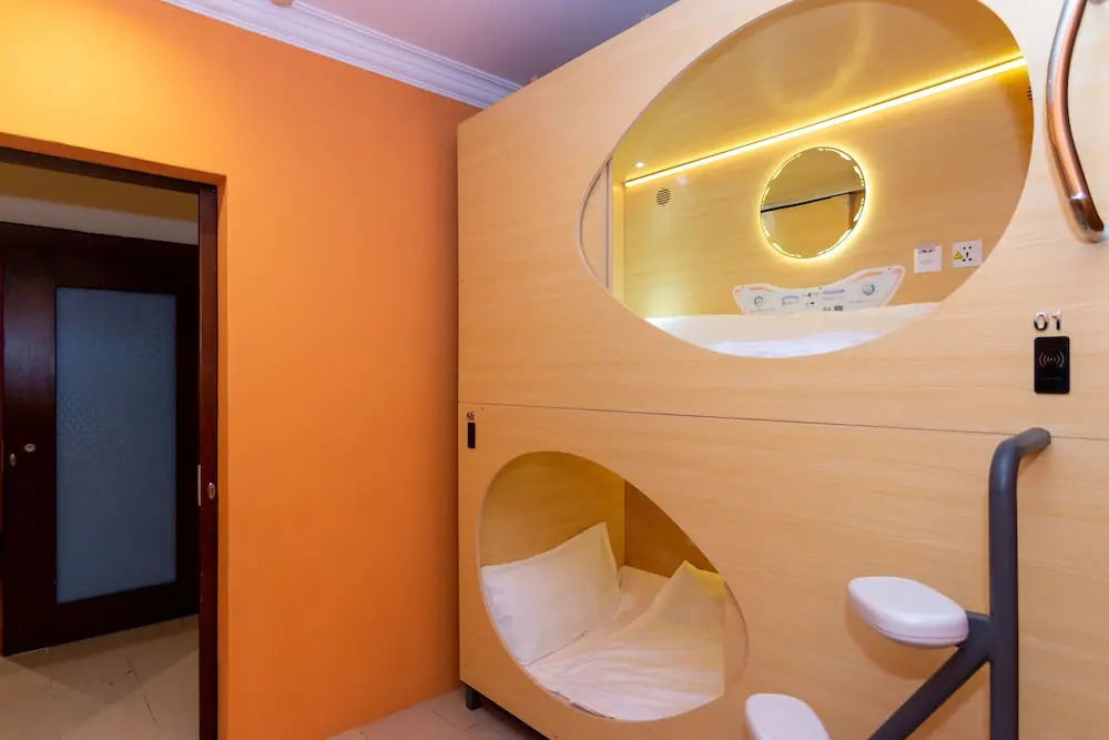 Momostay Capsule Hotel