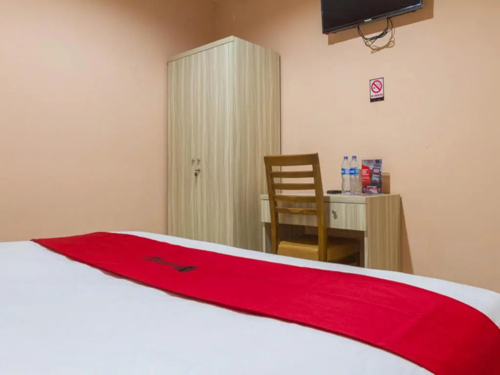 RedDoorz near Istana Plaza 2