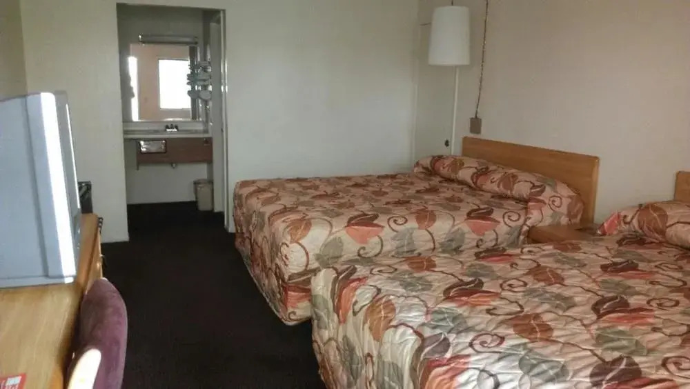 E-Z 8 Motel South Bay
