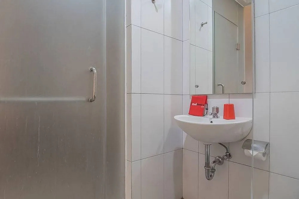 RedDoorz Plus Near Maranatha University 5