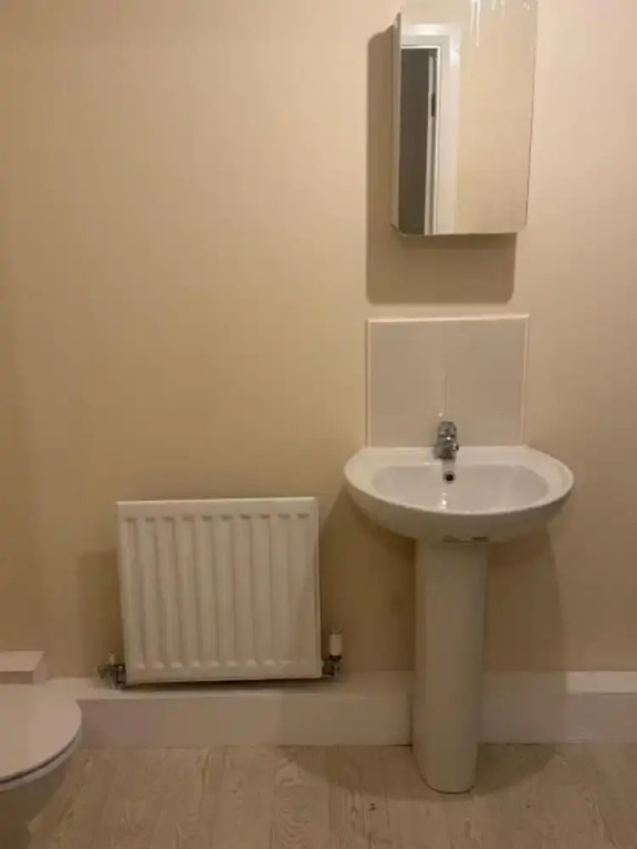 Komegloba Mega room, Moston Station