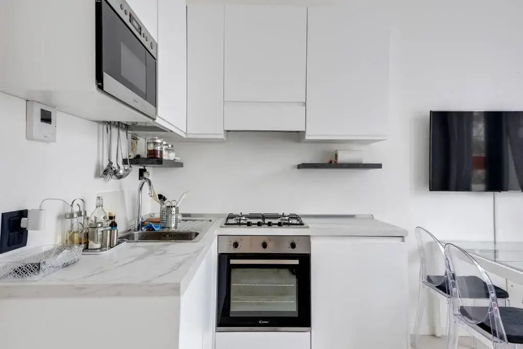 Easylife - L abbraccio dell affascinante P Romana