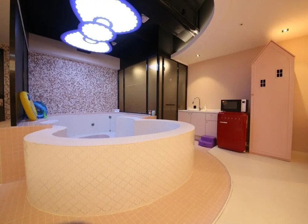 Almond Kids Hotel